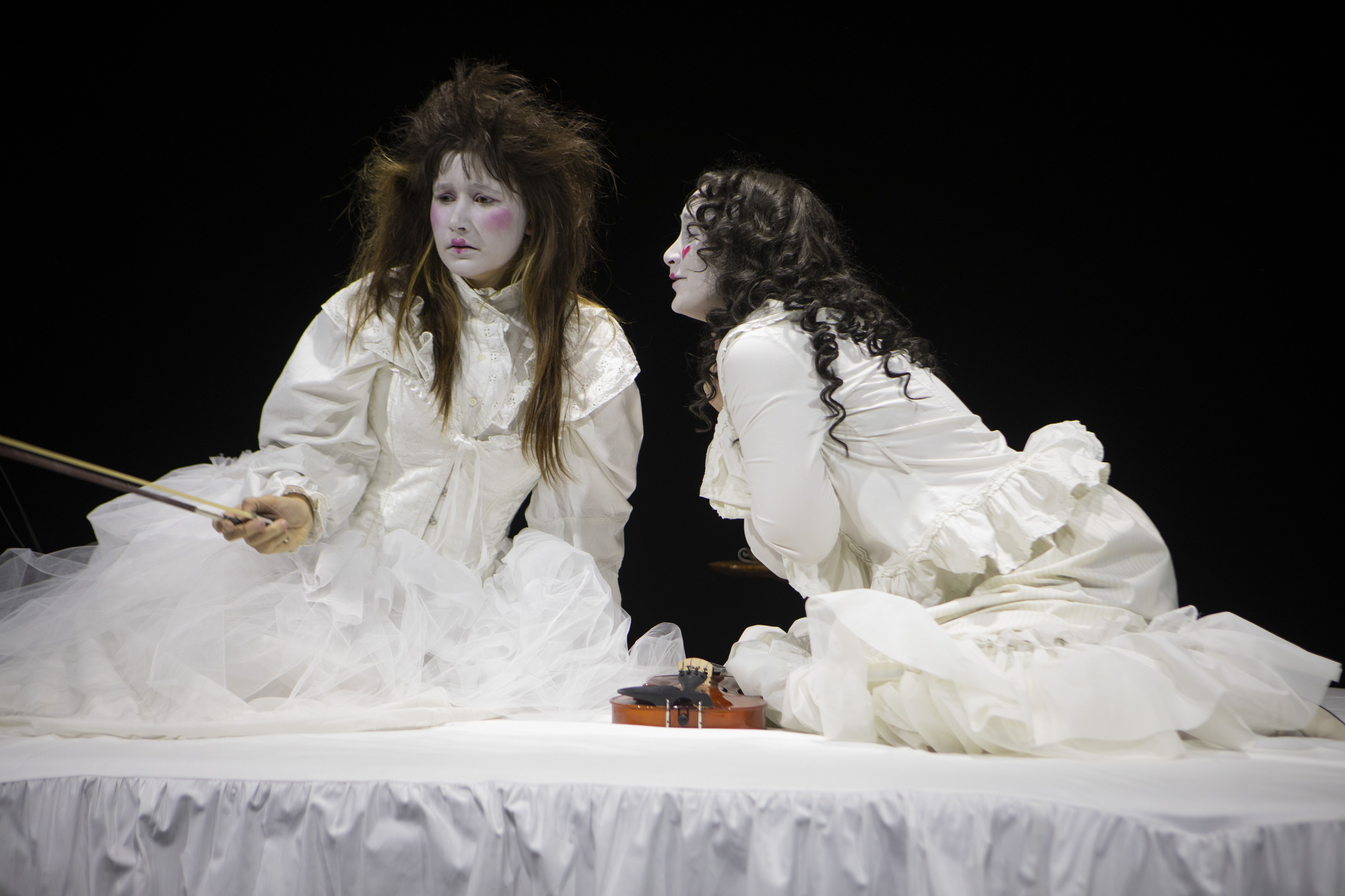 Scena iš spektaklio „Artimos“, režisierius Povilas Barzdžius (Kauno miesto kamerinis teatras, 2025). Luko Gestauto nuotrauka